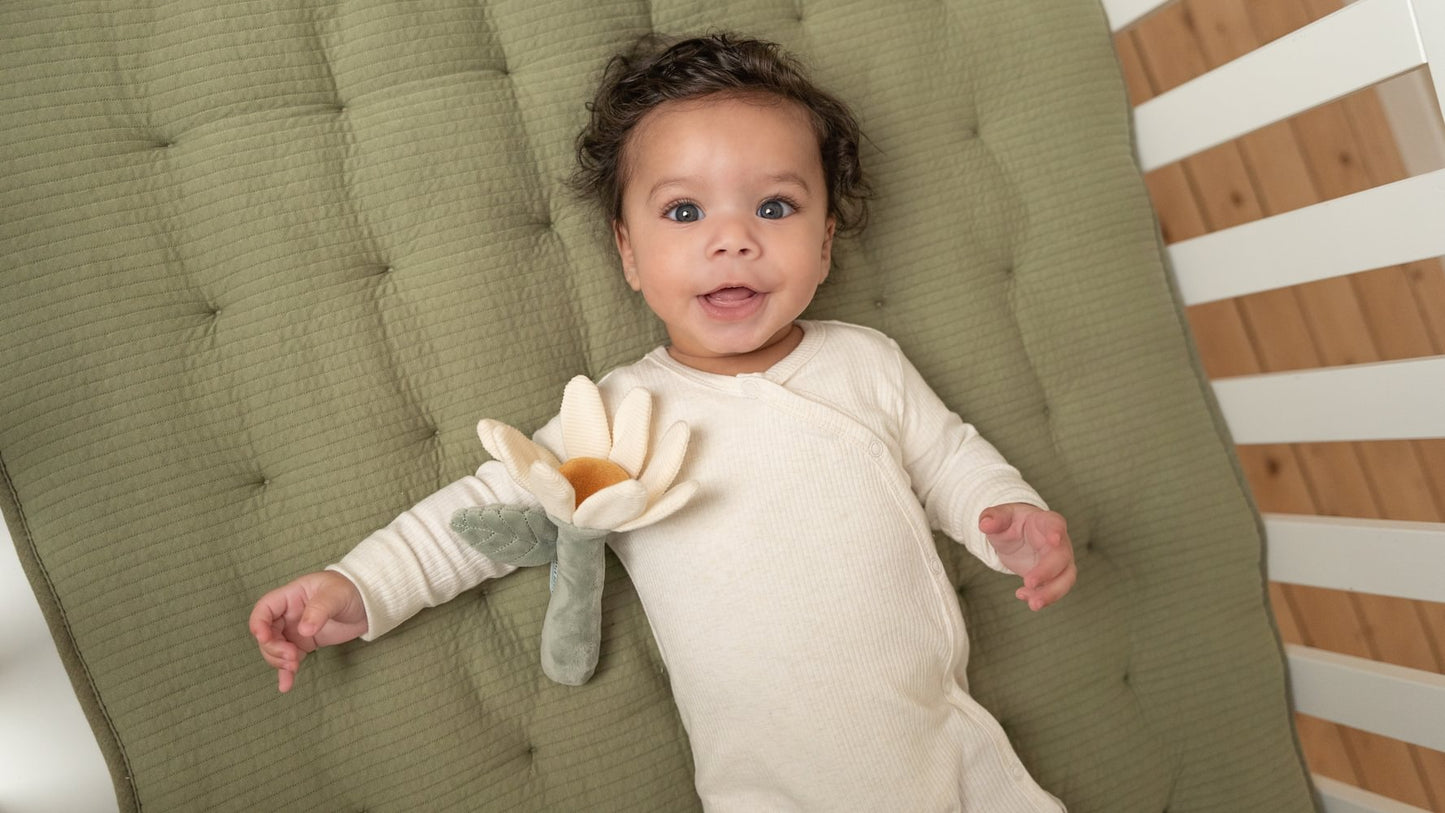 Little Dutch Rassel Blume grün Babyspielzeug Little Farm