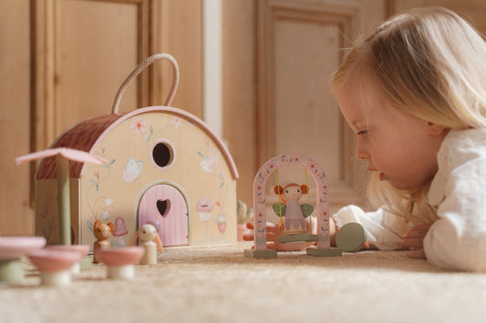 Little Dutch Rosa Feenhaus Holz Fairy Garden Personalisierung mit Namen im Einsatz
