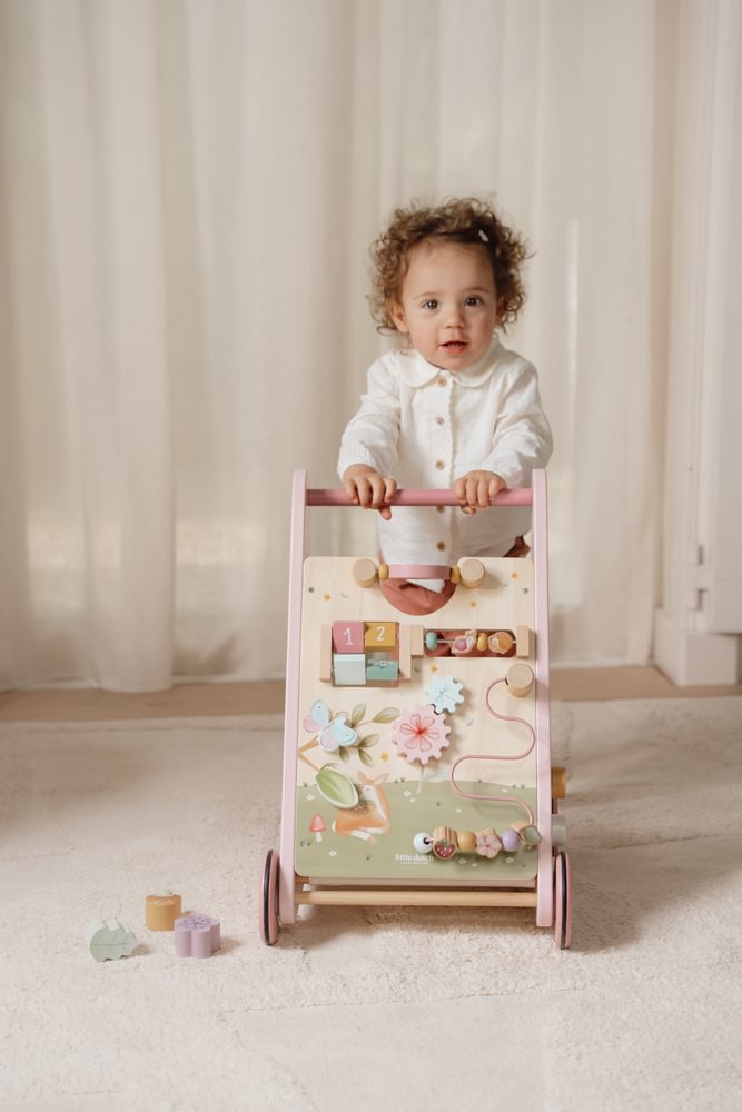 Little Dutch Rosa Laufwagen Multi Activity Fairy Garden Personalisierung Name im Einsatz