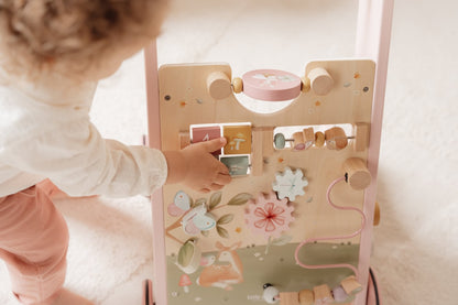 Little Dutch Rosa Laufwagen Multi Activity Fairy Garden im Einsatz