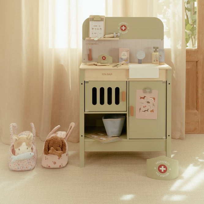 Little Dutch Tierarztpraxis Holz Grün FSC Personalisierung mit Namen Funktionen Detail