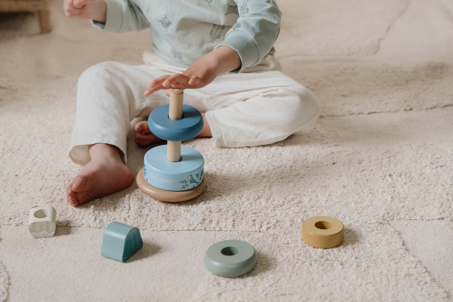 Little Dutch blauer Holz Stapelturm mit Ringen - Forest Friends