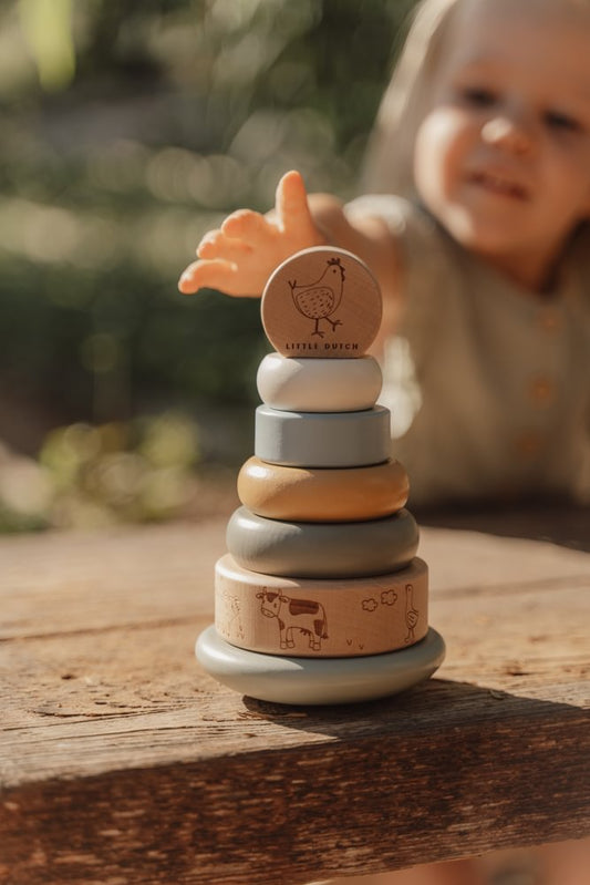 Little Dutch grüner Holz Stapelturm mit Ringen Little Farm Detailansicht