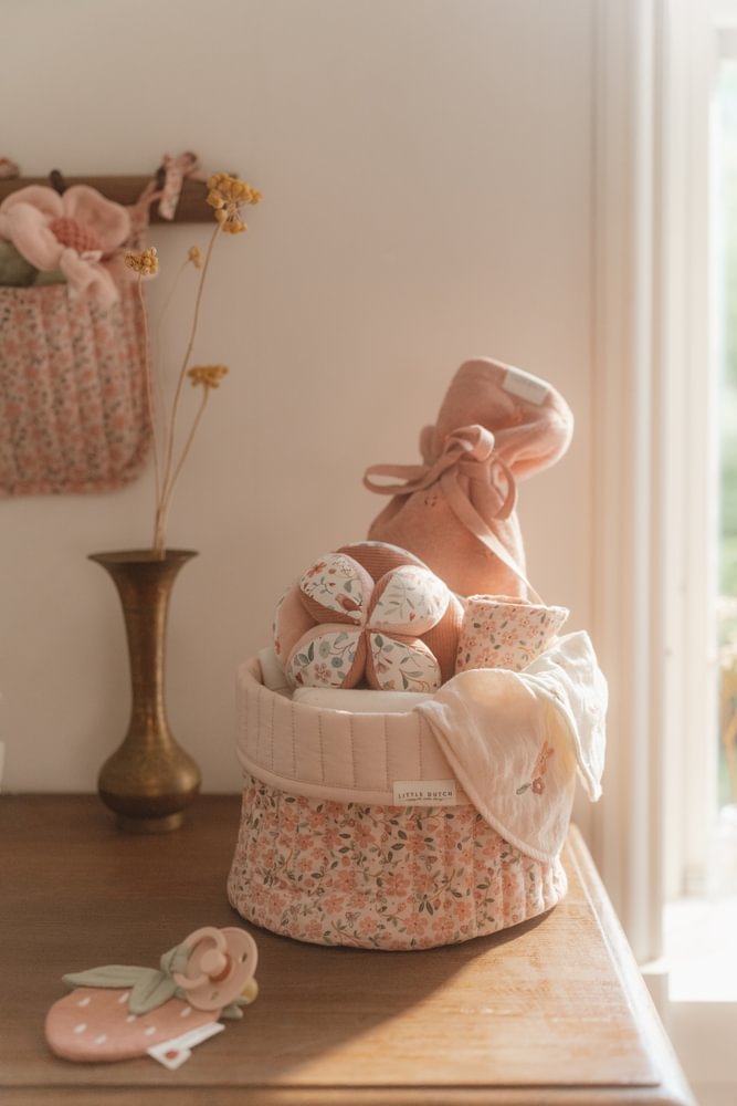 Little Dutch rosa Greifball mit Rassel im Einsatz