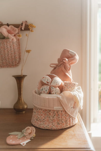 Little Dutch rosa Greifball mit Rassel im Einsatz