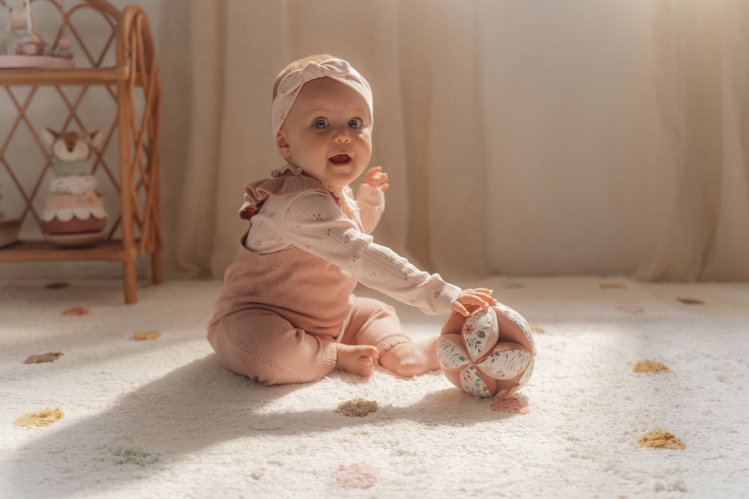 Little Dutch rosa Greifball mit Rassel Detailansicht