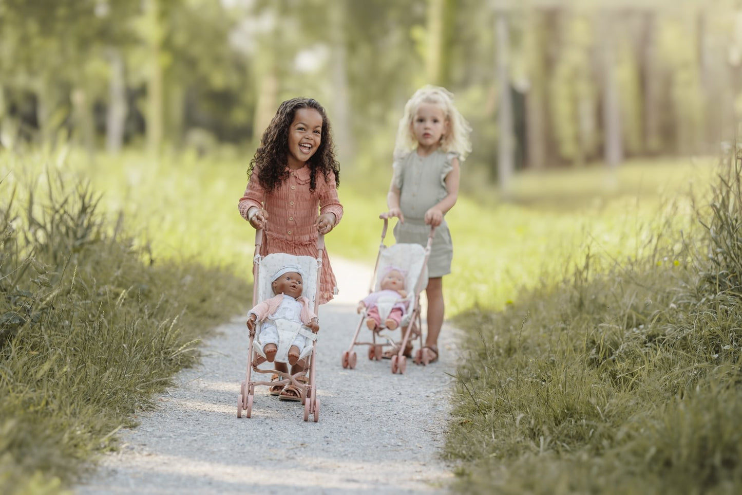 Little Dutch rosa Puppenbuggy aus Metall im Einsatz