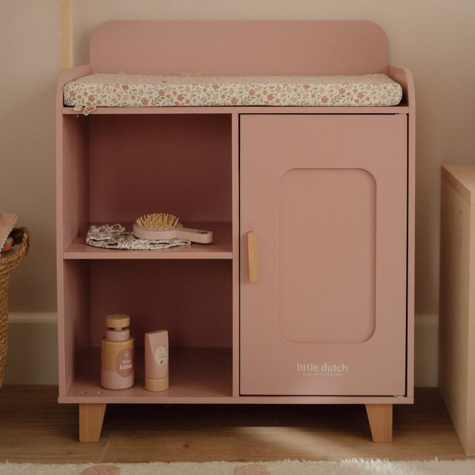 Little Dutch rosa Puppenwickeltisch FSC Holz Material Nahaufnahme