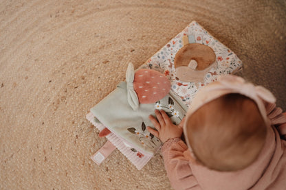 Little Dutch rosa Stoffbuch mit Aktivitäten Fairy Garden