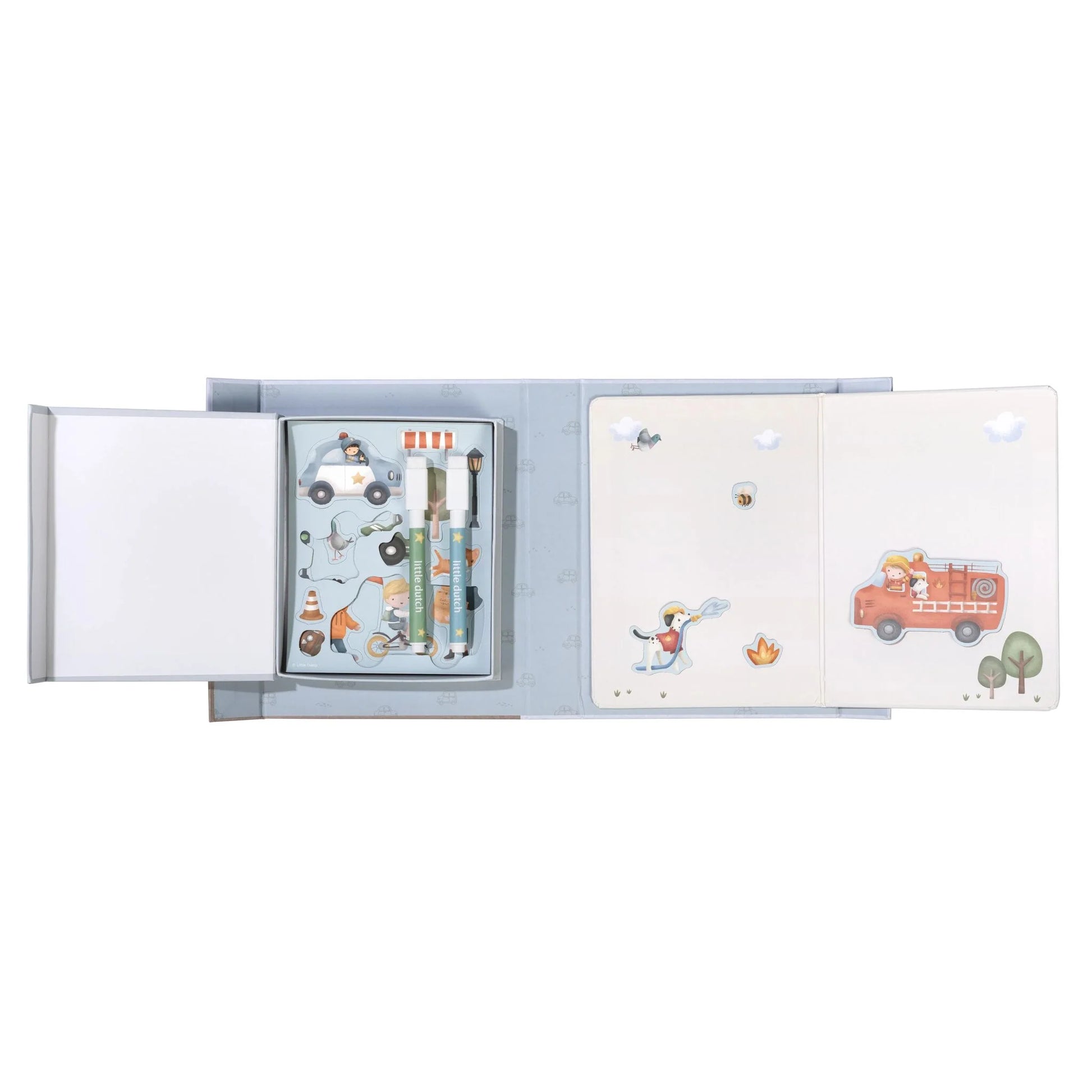 Kind spielt mit Little Dutch magnetischem Spielbuch Jim