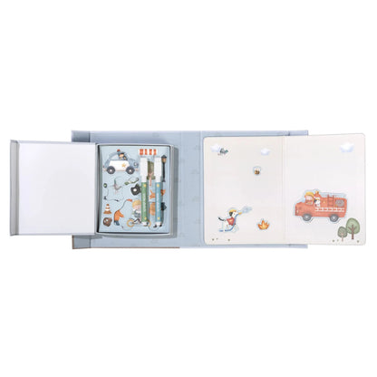 Kind spielt mit Little Dutch magnetischem Spielbuch Jim