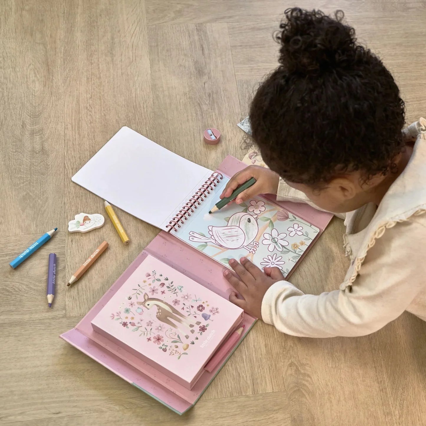Kreativset Malbuch Rosa mit Stiften Radiergummi und Stickern