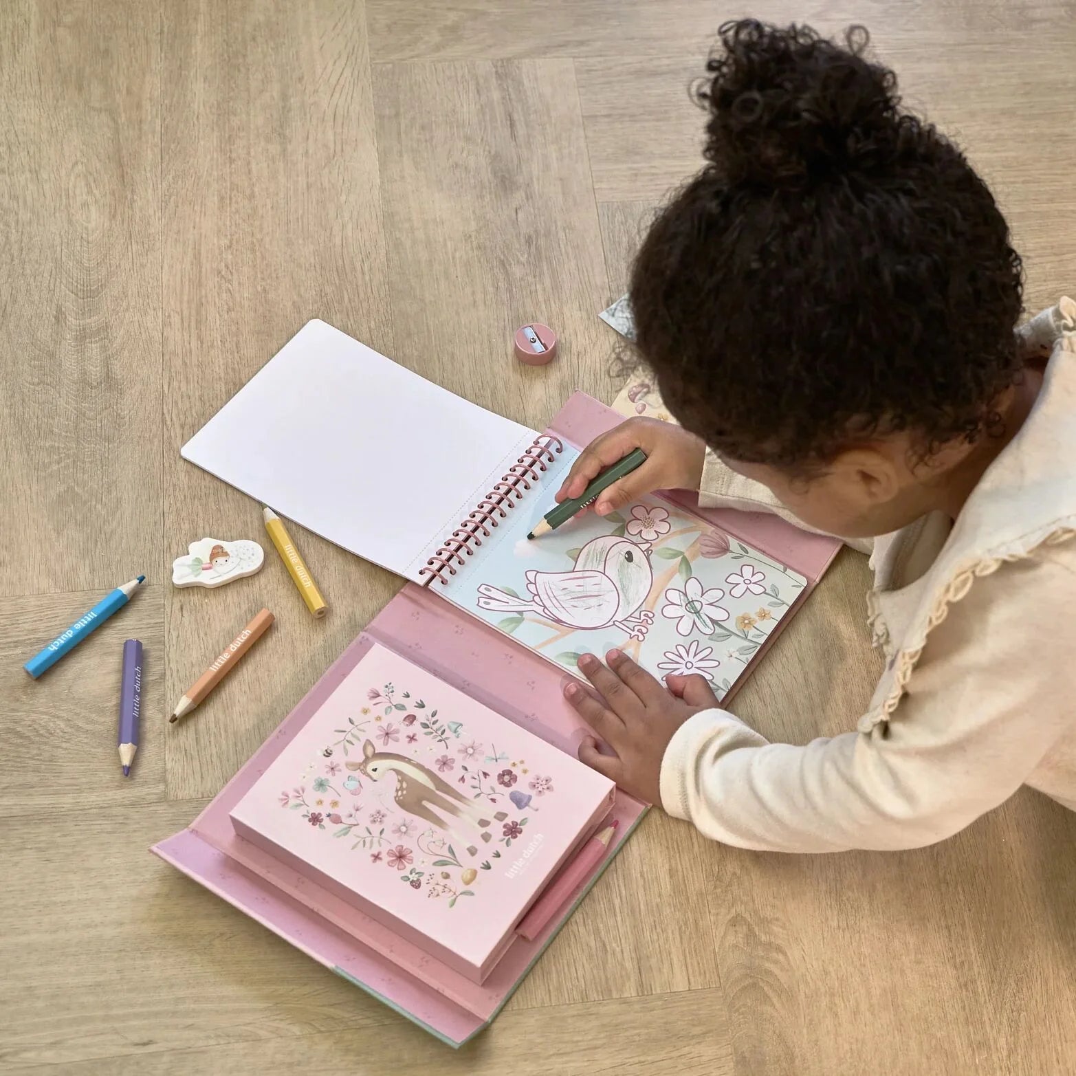 Kreativset Malbuch Rosa mit Stiften Radiergummi und Stickern