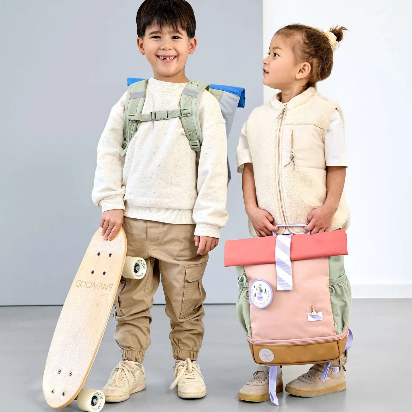 Kind trägt Lässig Kinderrucksack Sunny Explorer Grün Blau im Kindergarten
