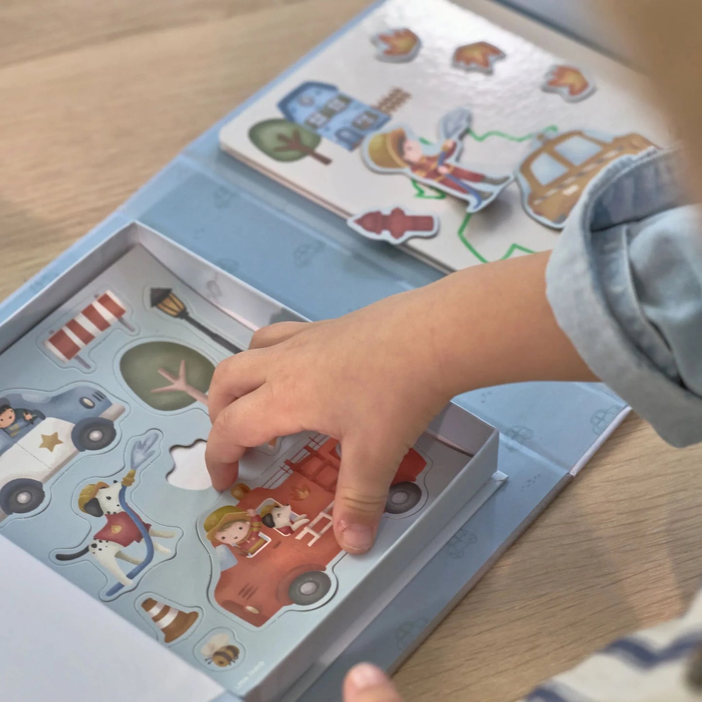 Little Dutch Spielbuch Jim magnetische Elemente Nahaufnahme
