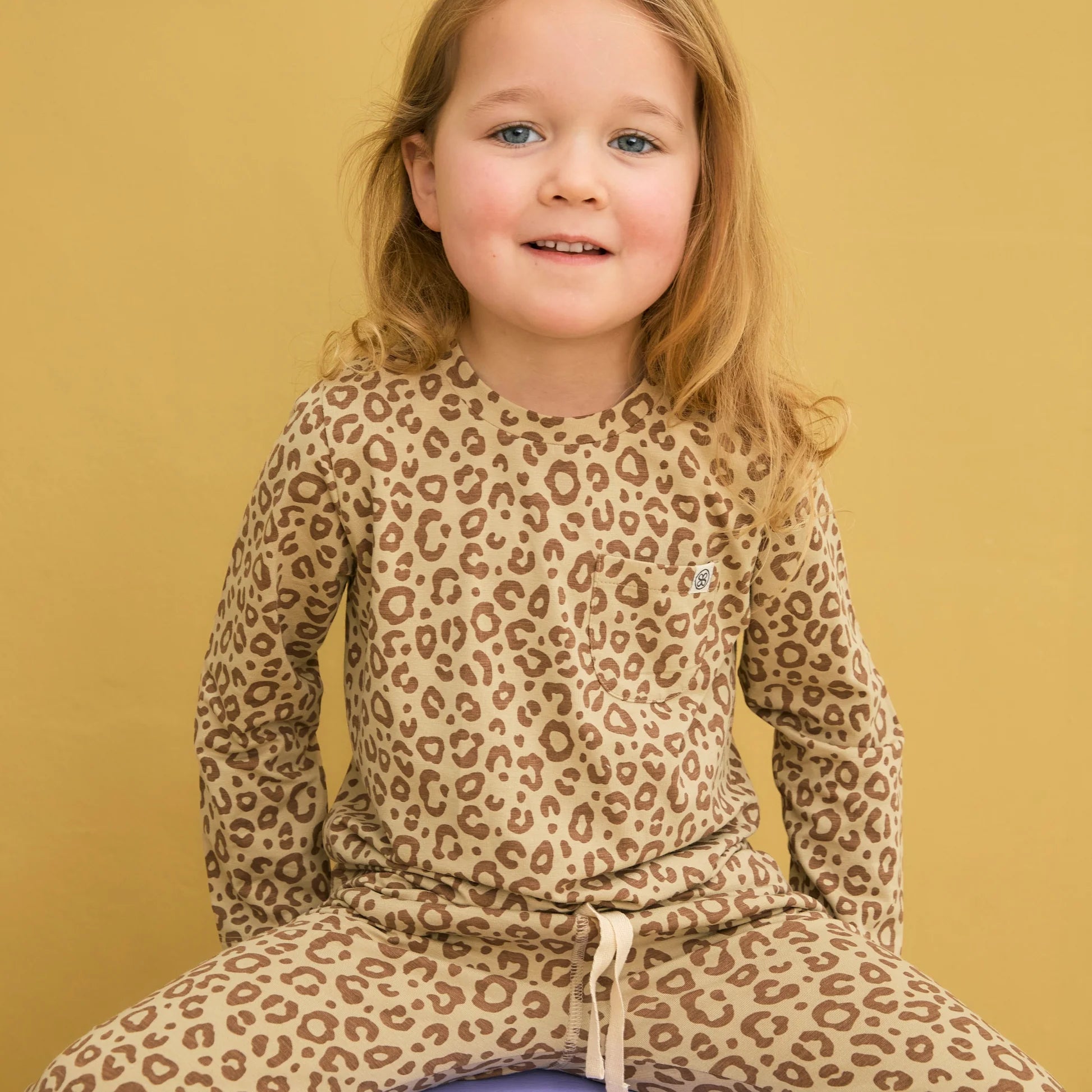 Clpby Langarmshirt in Leopard Brown Material Nahaufnahme