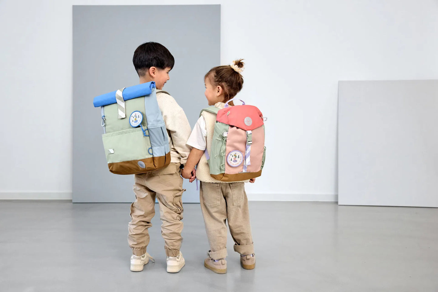 Mädchen trägt Lässig Wanderrucksack Sunny Explorer Rosa beim Wandern