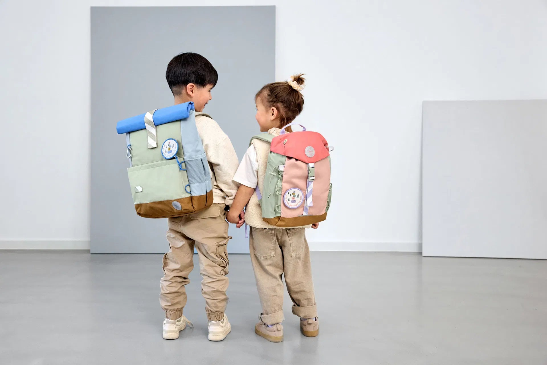 Mädchen trägt Lässig Wanderrucksack Sunny Explorer Rosa beim Wandern
