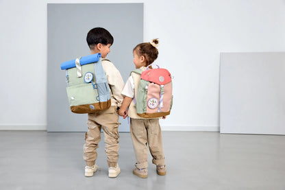 Mädchen trägt Lässig Wanderrucksack Sunny Explorer Rosa beim Wandern