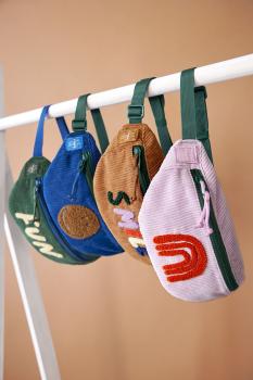 laessig Kinder Bauchtasche Regenbogen Lila Cord Material Nahaufnahme