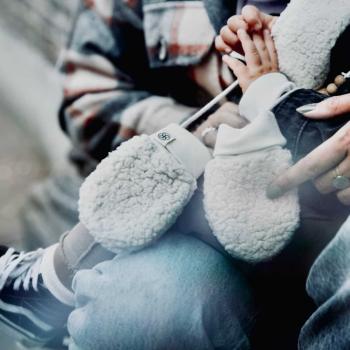 Cloby Teddyfell Set aus Mütze, Schal und Fäustlinge weiß 6-12 Monate