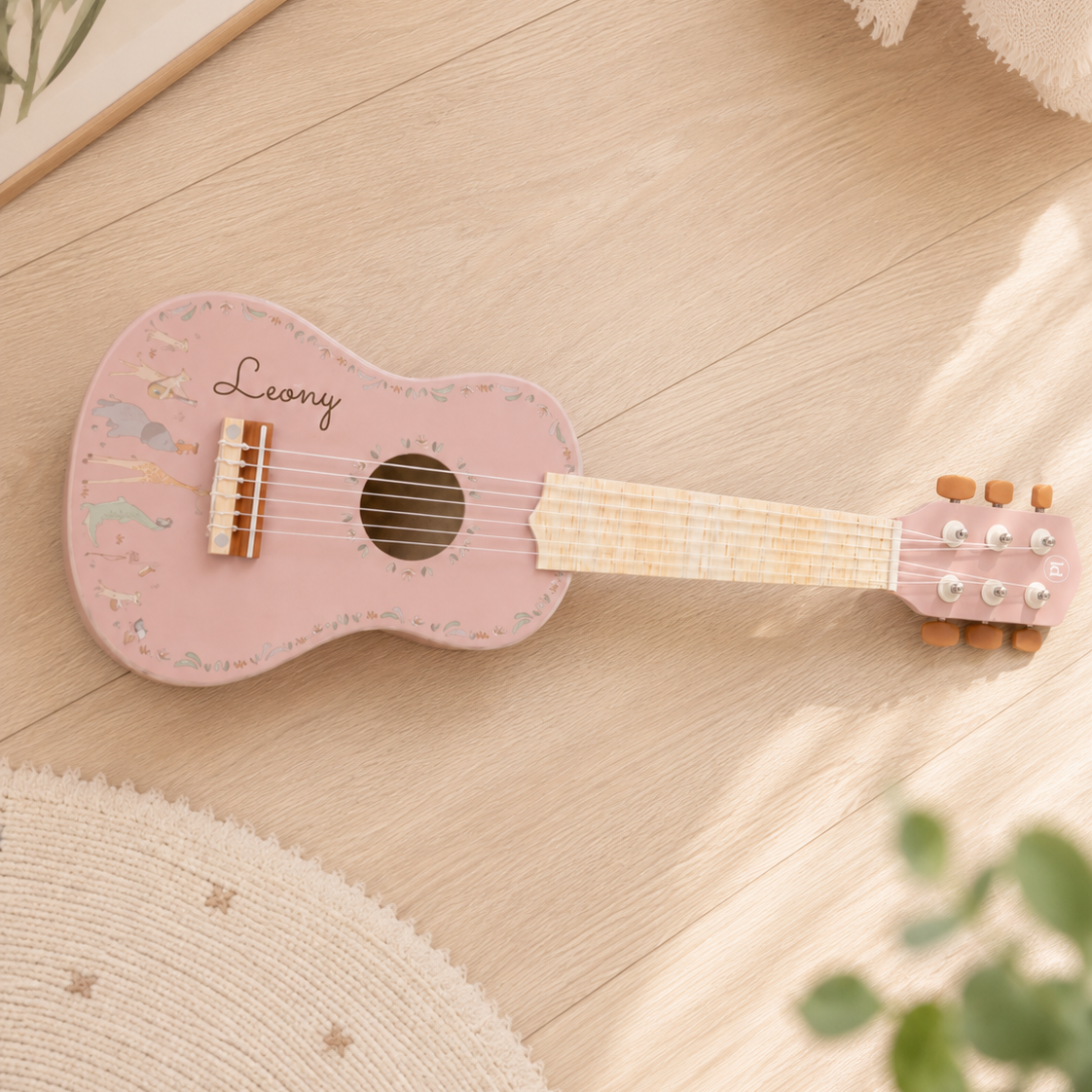 Holzgitarre Rosa Safari Friends personalisiert mit Wunschnamen, Beispiel Lasergravur auf Holz-Korpus