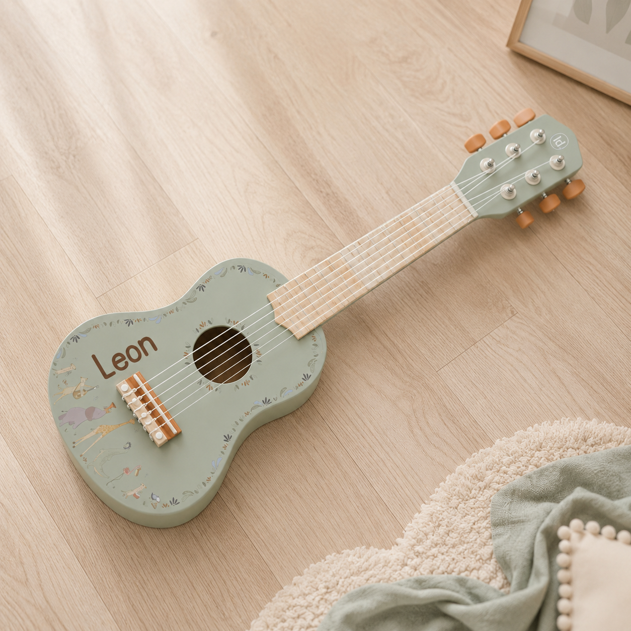Holzgitarre Grün Safari Friends personalisiert mit Wunschnamen, Beispiel Lasergravur auf Holz-Korpus