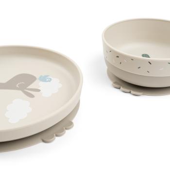 Done by Deer Foodie Geschirr-Set Lalee sand mit Saugnapf im Einsatz
