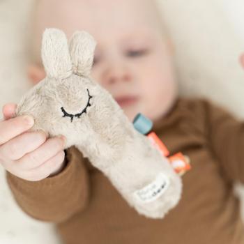 Done by Deer Rassel Quietsch-Greifling Lalee sand Detailansicht