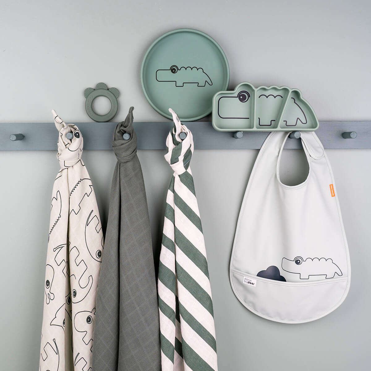 done by deer Silikon Stick & Stay Teller Croco - grün Teller – Anwendung