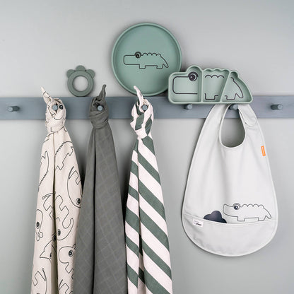 done by deer Silikon Stick & Stay Teller Croco - grün Teller – Anwendung