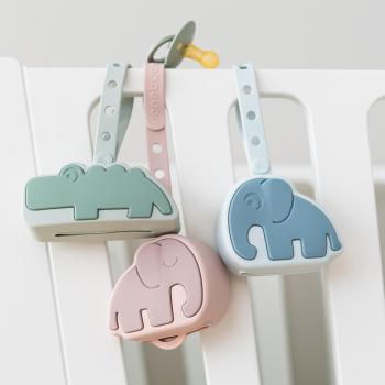 done by deer Schnullertäschchen aus Silikon Croco grün