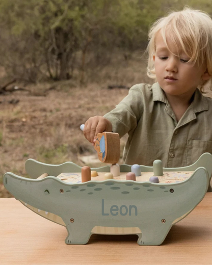 Kind spielt mit personalisierter Hammerbank Safari Friends zur Geburt