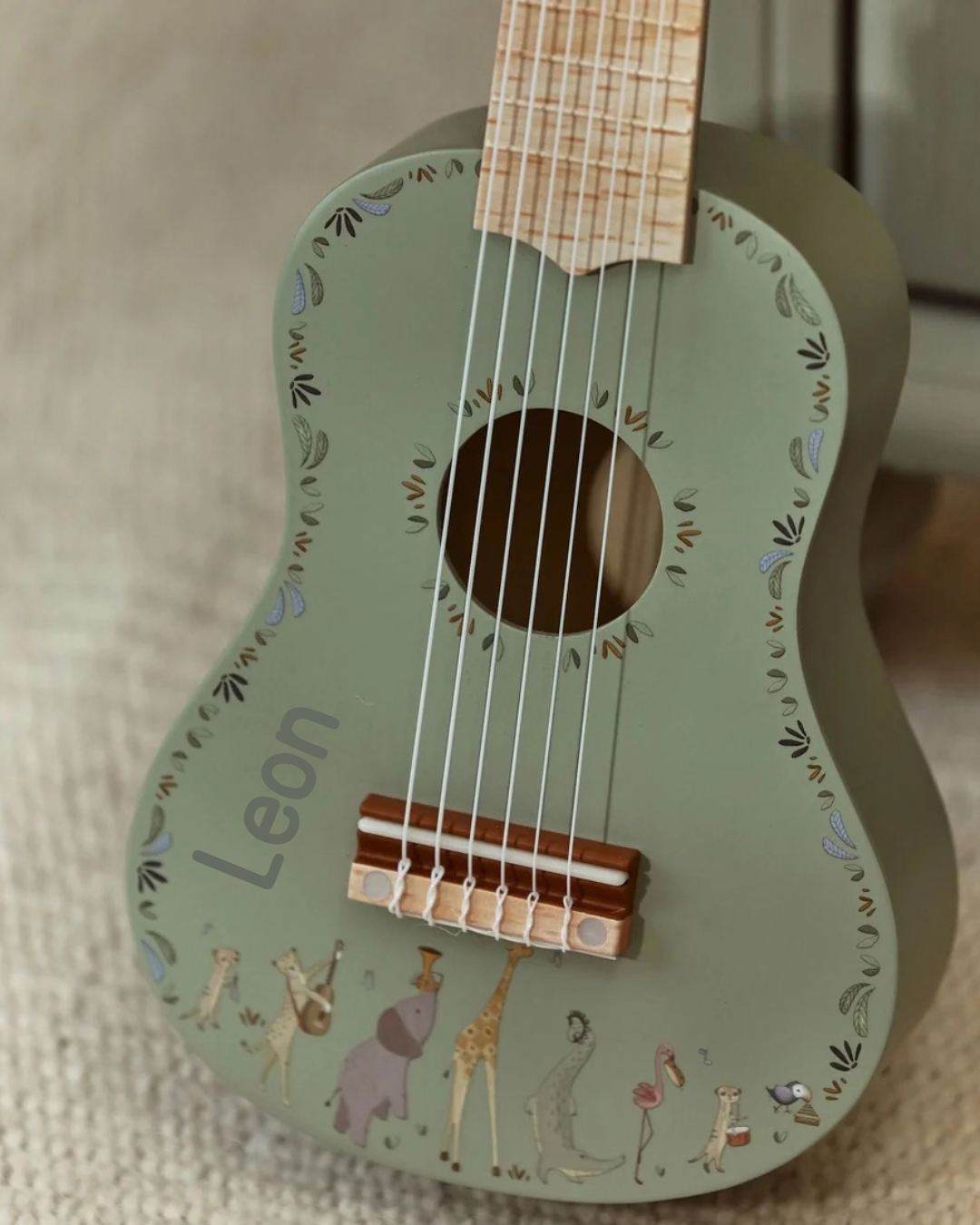 Little Dutch Holzgitarre Grün Safari Friends Detail Namensgravur Leon