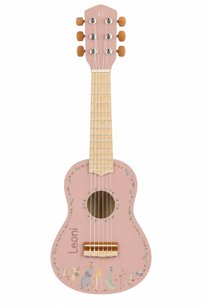 Personalisierte Little Dutch Holzgitarre Rosa Safari Friends mit Namen Leoni auf dem Boden