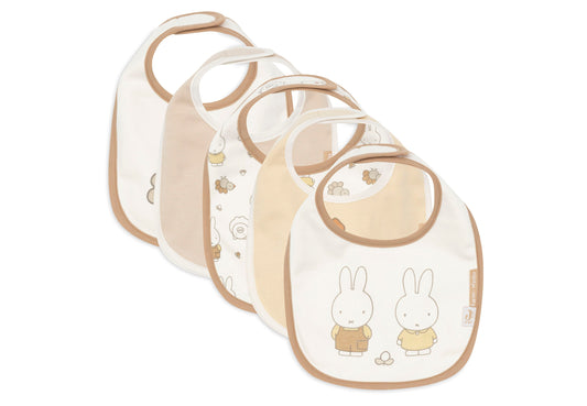 Jollein Lätzchen Jersey Wasserdicht - Miffy Family Farm - 5 Stück 029-566-68156 Lätzchen Jollein – Studio Produktbild Frontansicht