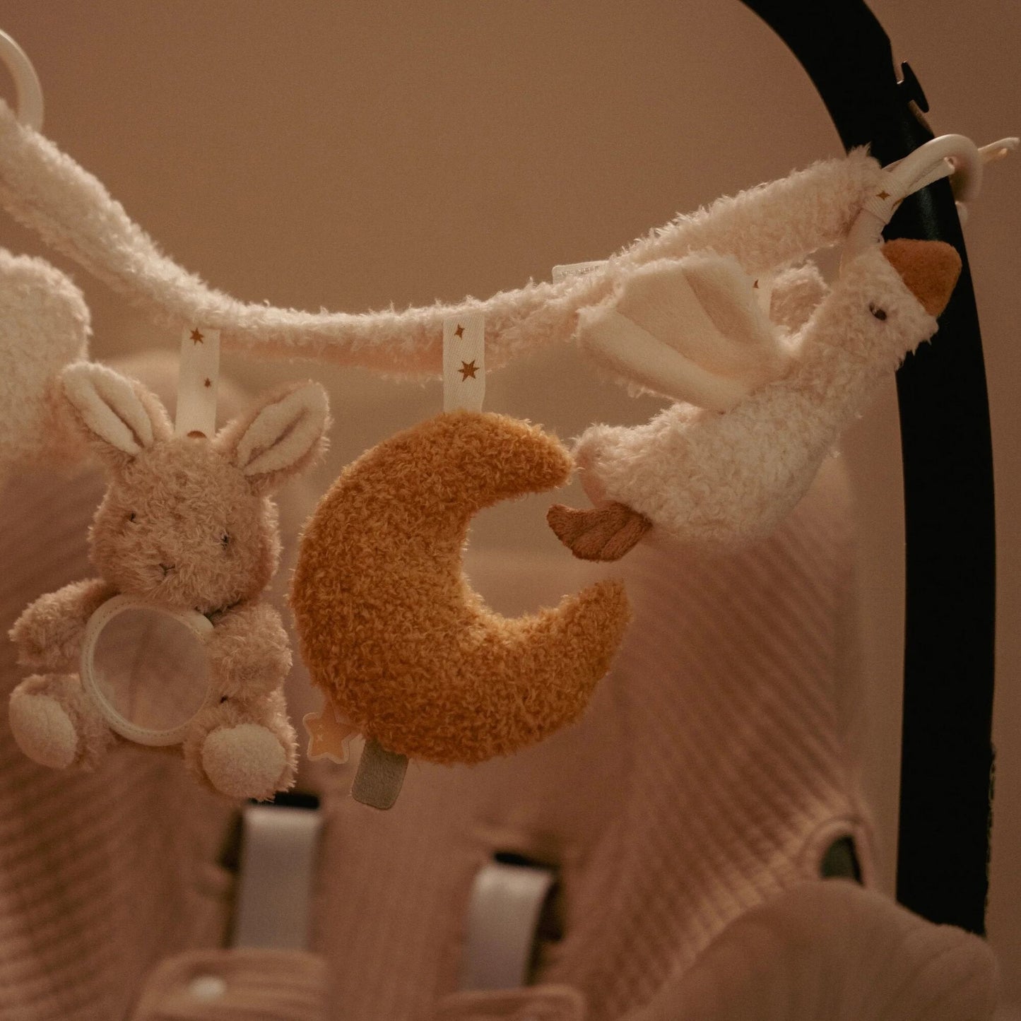 Wagenkette Newborn Naturals Detail der Anhänger Wolke, Hase, Mond und Gans