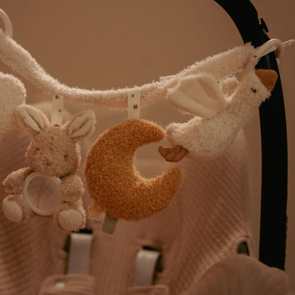 Wagenkette Newborn Naturals Detail der Anhänger Wolke, Hase, Mond und Gans