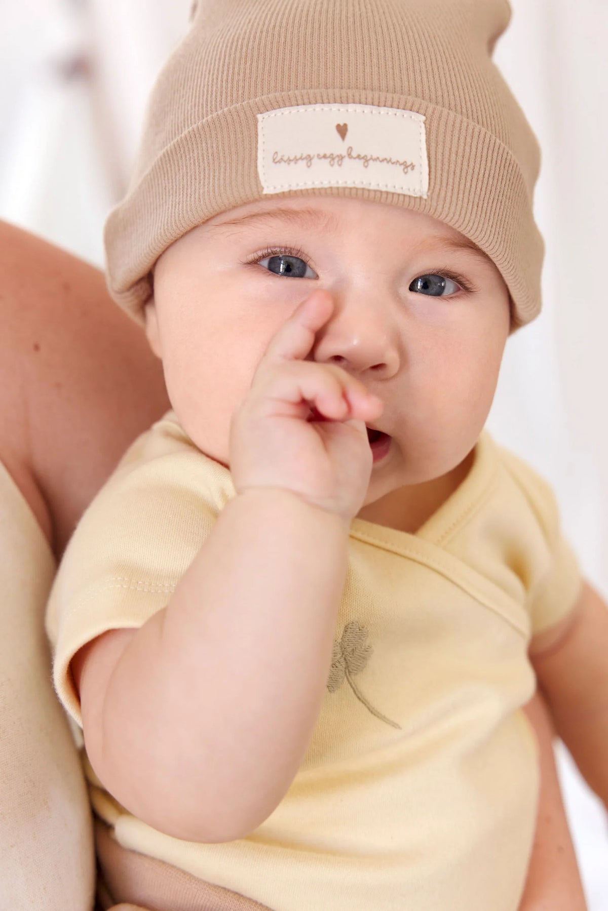 Die grüne Baby-Beanie von LÄSSIG schützt den empfindlichen Babykopf vor Zugluft und Kälte