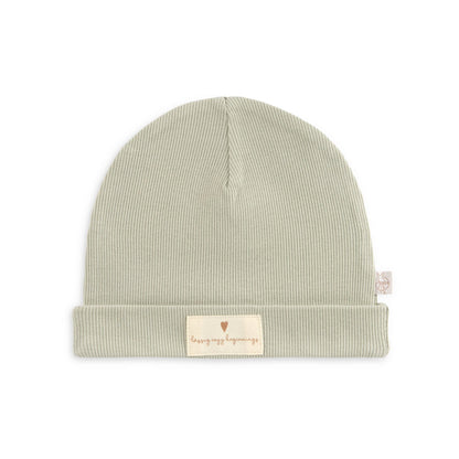 Die grüne Baby-Beanie aus der LÄSSIG Kollektion Cozy Loved Ones
