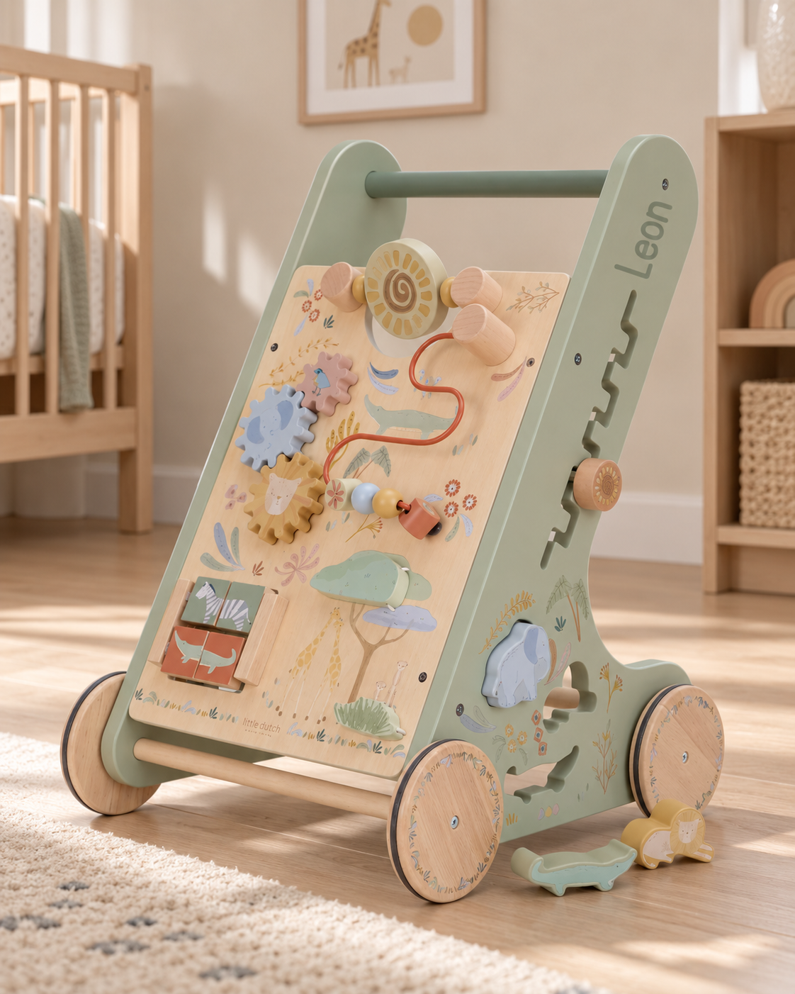 Personalisierter Little Dutch Aktivitäten Laufwagen Safari Friends mit Namen Leon im Kinderzimmer