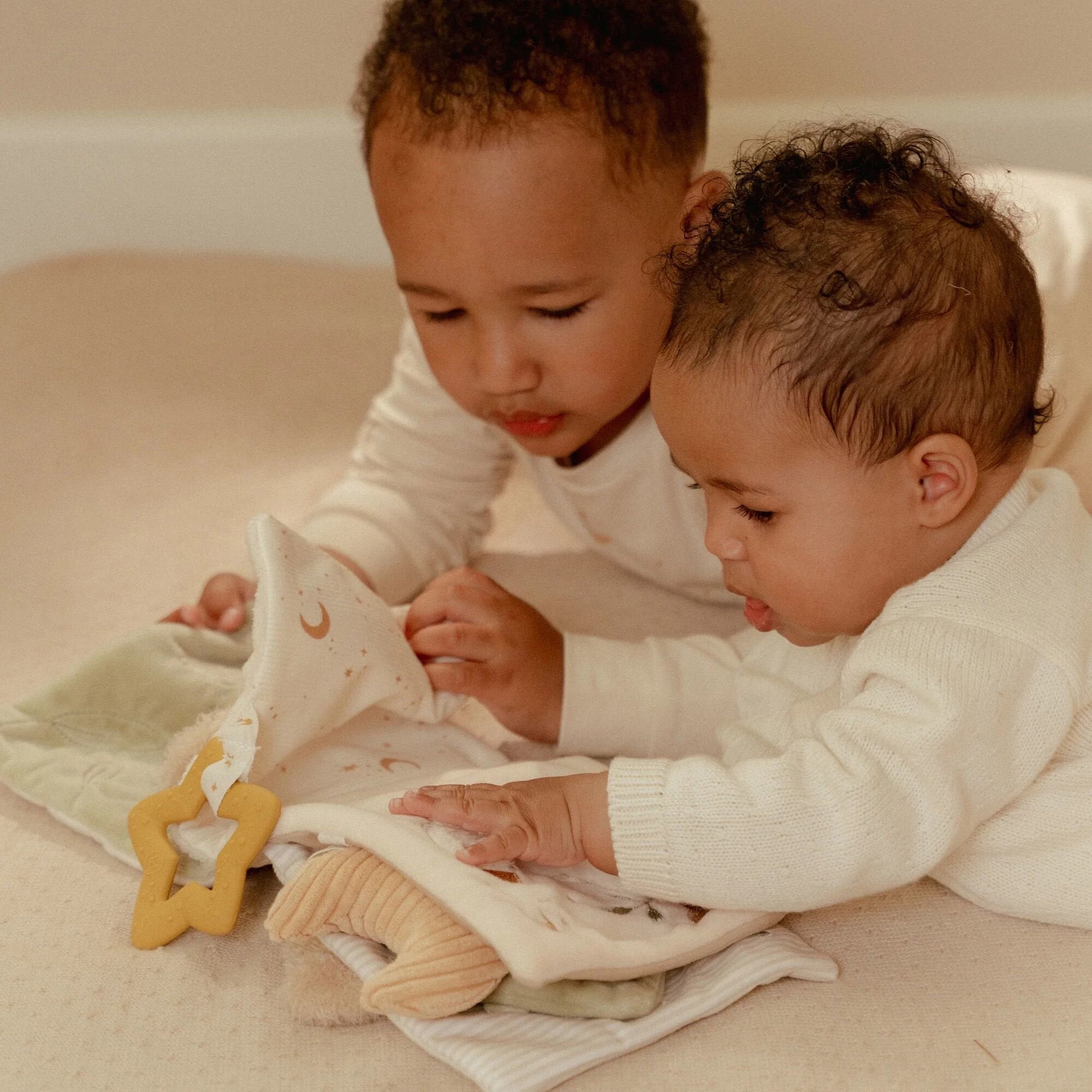 Little Dutch Aktivitätenbuch - beige - Newborn Naturals LD8407