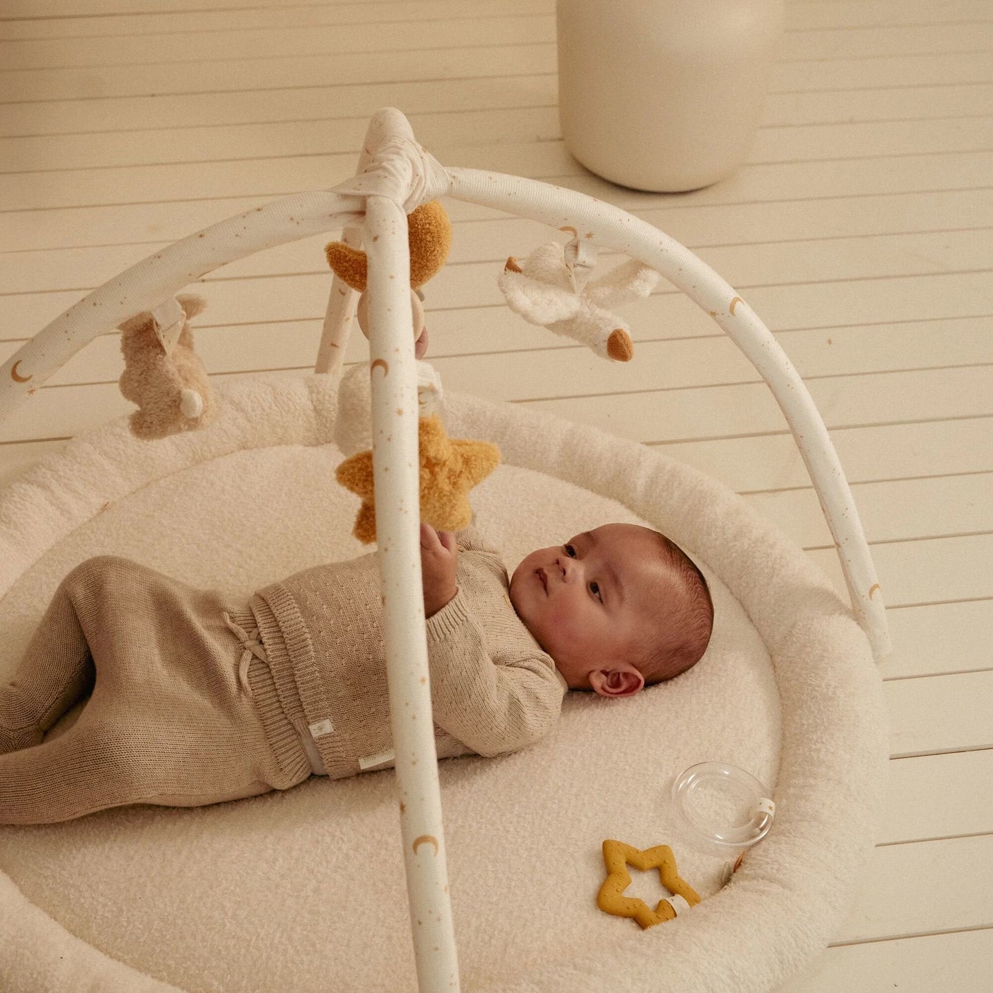 Little Dutch Aktivitäten Spieldecke mit Bogen Newborn Naturals GRS – Detailansicht