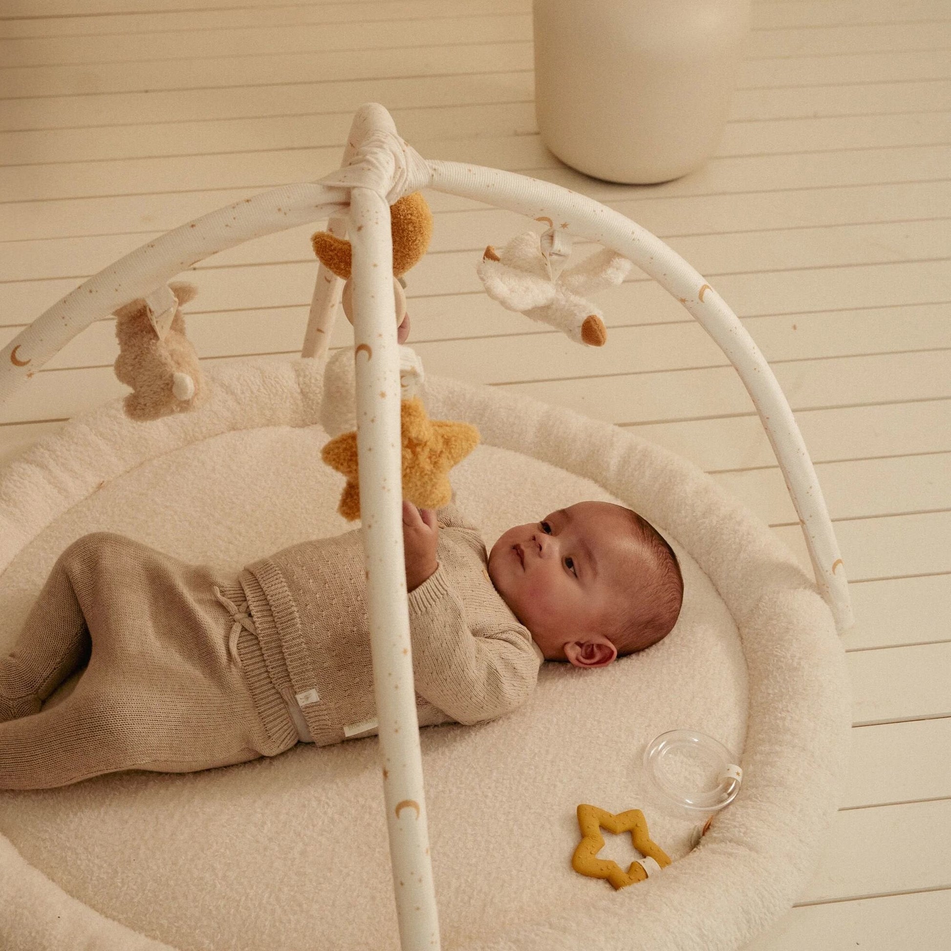 Little Dutch Aktivitäten Spieldecke mit Bogen Newborn Naturals GRS – Detailansicht