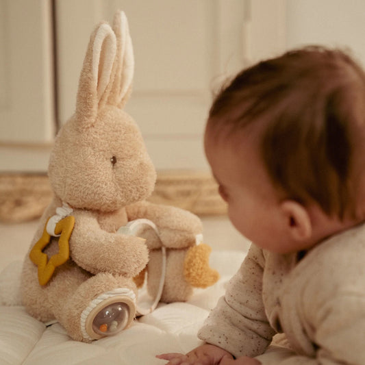 Aktivitätenkuscheltier Baby Bunny Detail der Anhänger Beißring, Rassel und kleinem Hasen-Begleiter
