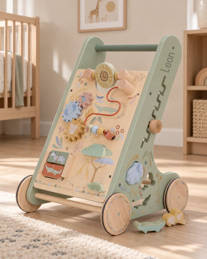Detailansicht des grünen Little Dutch Aktivitätslaufwagens aus Holz mit Safari Motiven