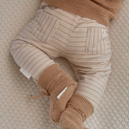 Rückansicht der braun gestreiften Little Dutch Babyhose mit praktischer Gesäßtasche und Booties an