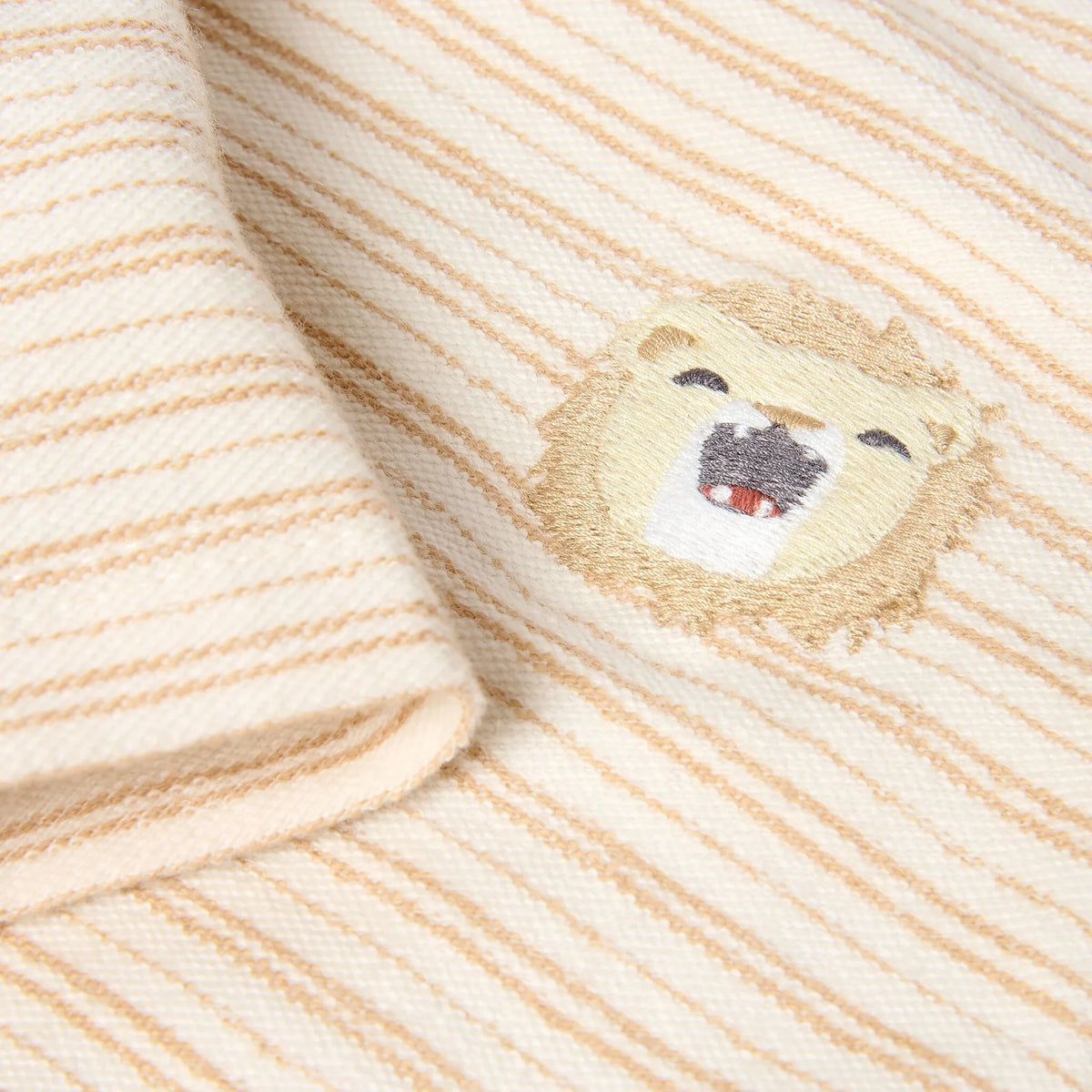 Detailansicht Little Dutch Langarmshirt Baby mit besonderer Löwen-Stickerei