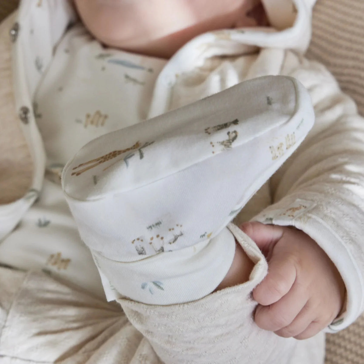 Little Dutch Baby Langarmshirt Weiß Safari Friends Detailansicht mit Booties