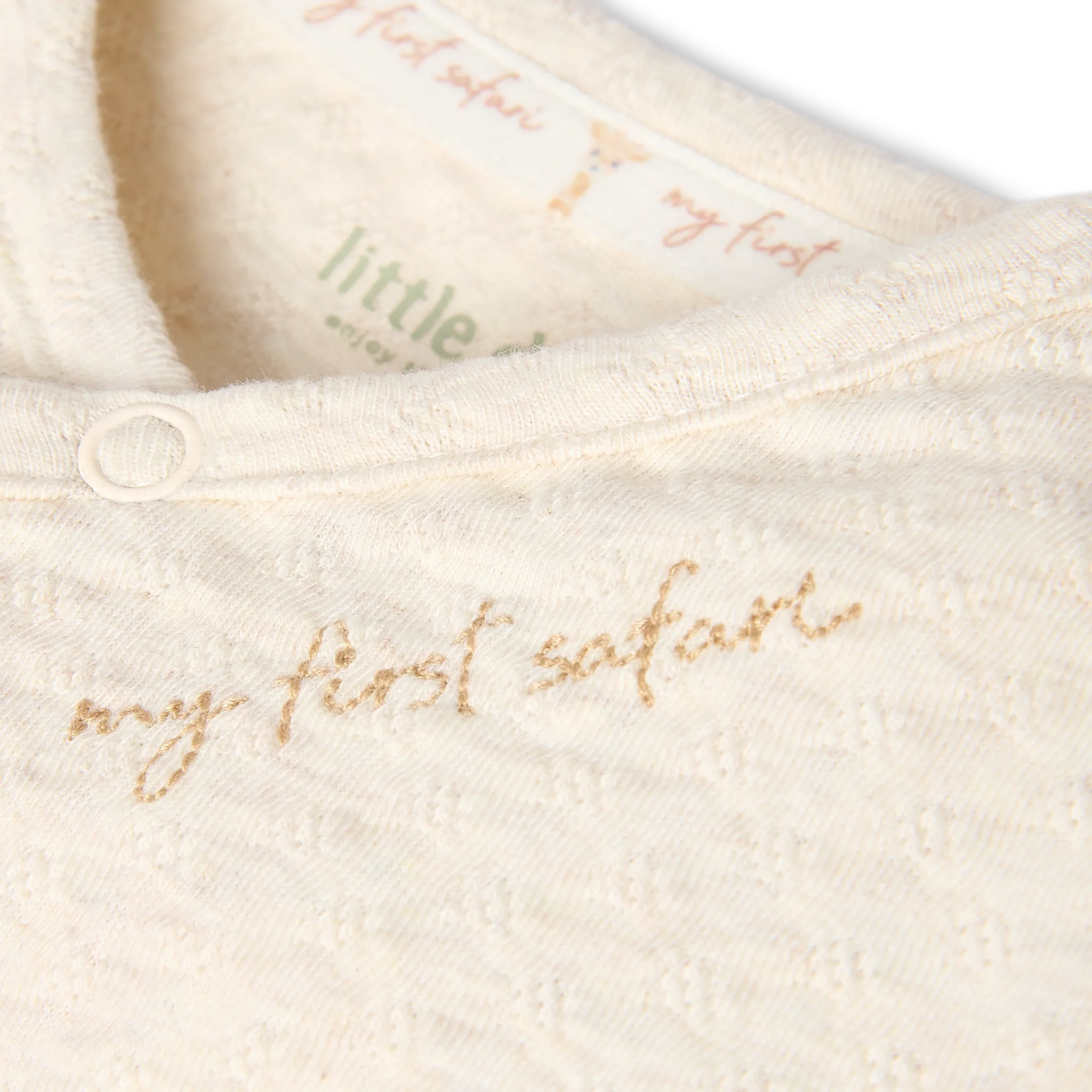 Gestickter my first safari Schriftzug am Kragen des Little Dutch Baby Wickelshirts